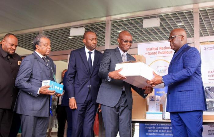 Africa CDC offre un don de matériel de diagnostic à la RDC