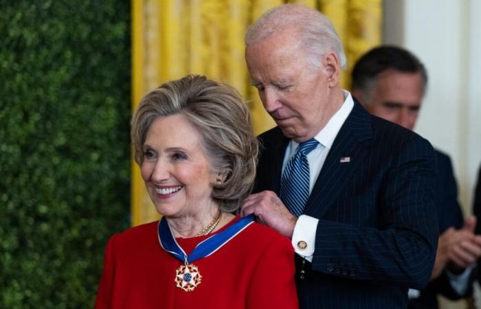 Décorée par Joe Biden, Hillary Clinton opte pour une tenue à la symbolique bien particulière