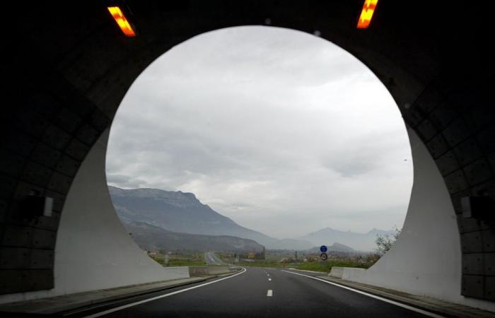 l’autoroute A51 fermée dans les deux sens de circulation en Isère, “des objets gênent la chaussée”