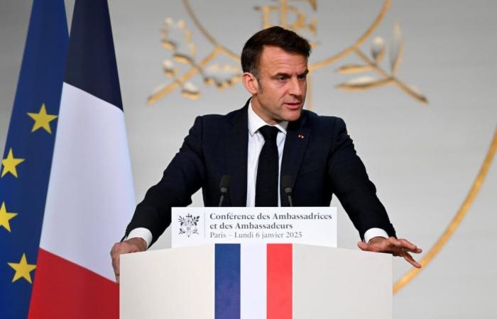 “On a oublié de dire merci”, regrette Emmanuel Macron