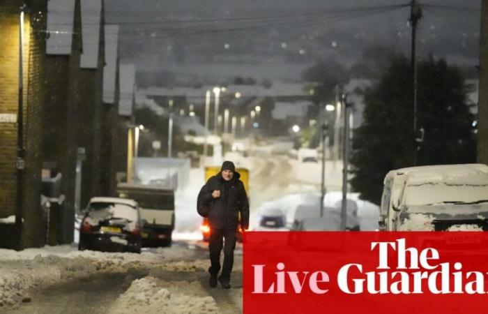 Météo au Royaume-Uni : les inondations ferment les autoroutes et les voies ferrées après que de fortes chutes de neige et de glace provoquent le chaos dans les déplacements à travers le pays – en direct