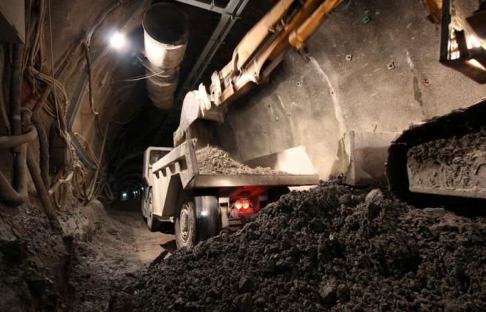 Une douzaine de mineurs coincés dans une mine inondée