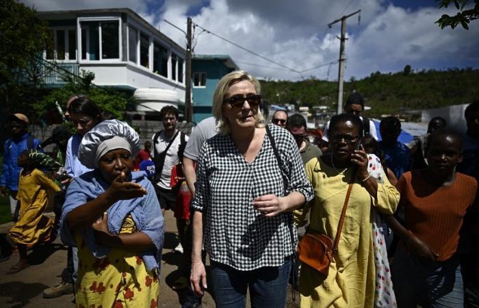 A Mayotte, Marine Le Pen veut « sonner la cloche » pour rappeler les promesses du gouvernement