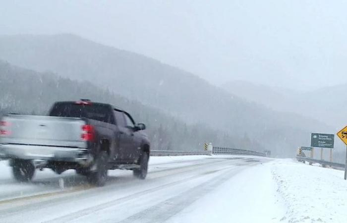 La tempête hivernale cause des dégâts et des retards dans l’Atlantique