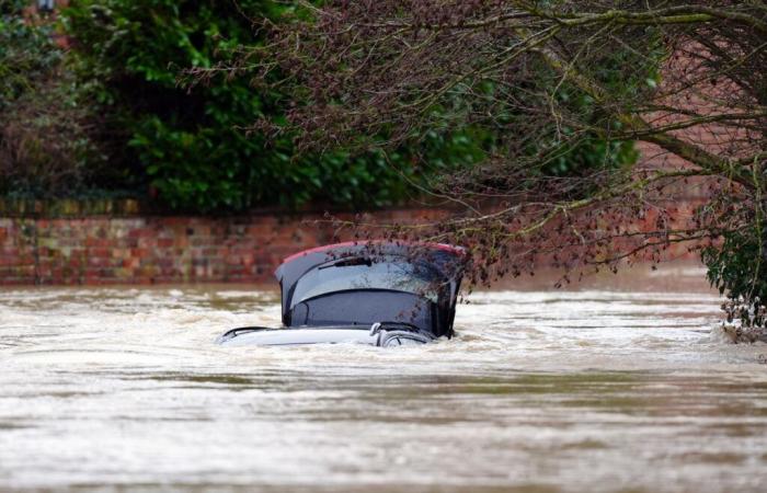 Le corps d’un homme retrouvé dans les eaux de crue lors d’incidents majeurs déclarés dans les Midlands