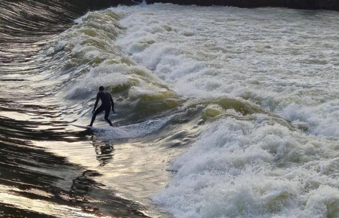 VIDÉO. De mystérieux individus surfent sur le Doubs à Besançon