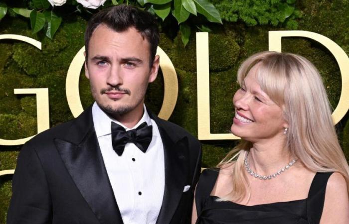 Pamela Anderson apparaît au bras de son fils Thomas Lee sur le tapis rouge des Golden Globes