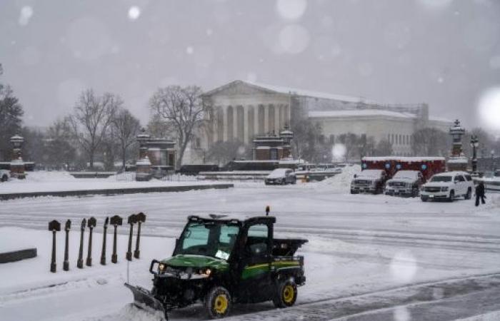 Le centre et l’est des Etats-Unis balayés par une tempête hivernale, Washington sous la neige