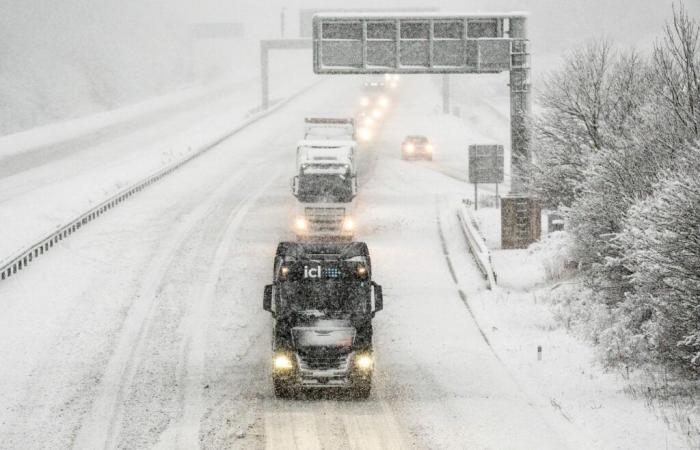 Les fortes chutes de neige entraînent des perturbations généralisées au Royaume-Uni et en Allemagne