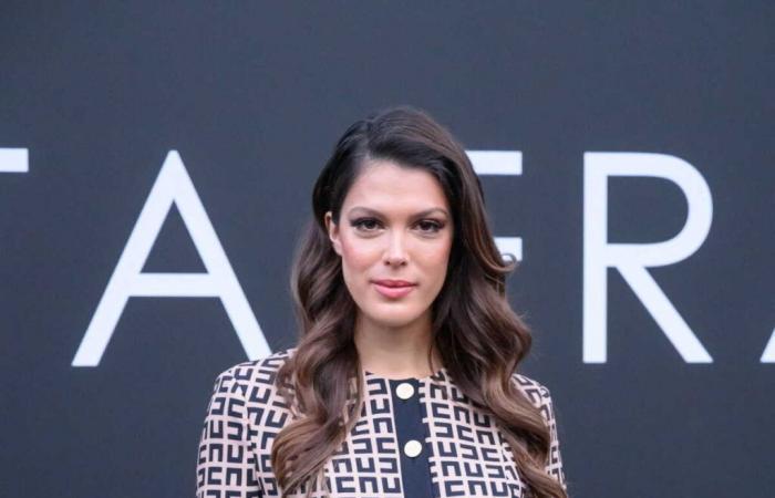 Cheveux mouillés et vêtue d’une étonnante tenue entièrement composée de ceintures, Iris Mittenaere pose “sous la pluie”