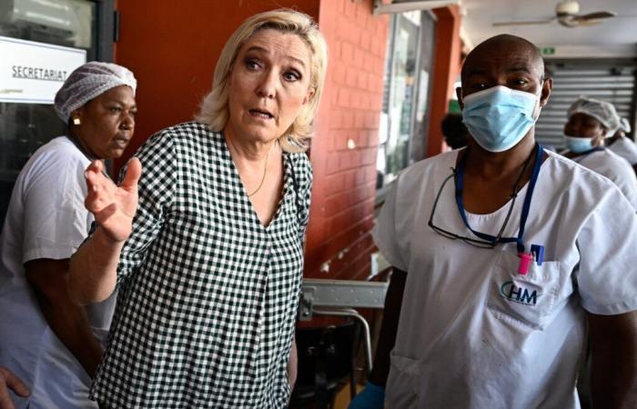 A Mayotte, Marine Le Pen veut « sonner la cloche » au gouvernement