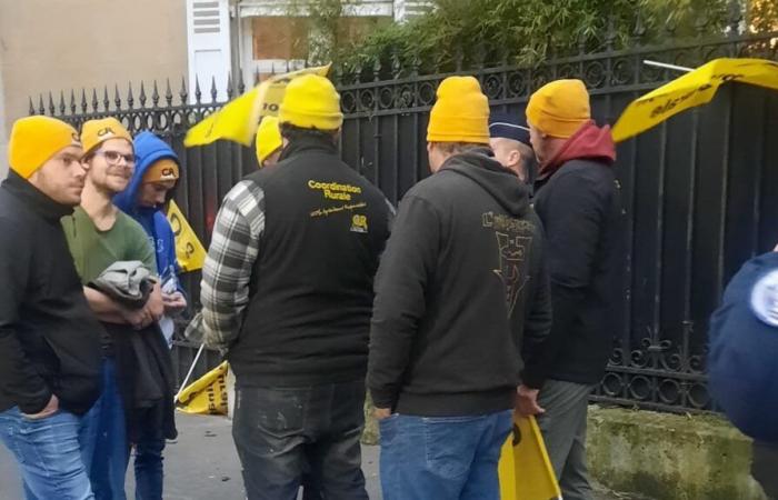 plusieurs agriculteurs de la Coordination rurale réunis dans le 17ème arrondissement de Paris