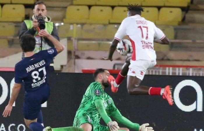 Wilfried Singo aurait dû être expulsé contre le PSG selon la direction de l’arbitrage