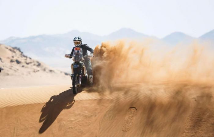 “C’est aussi pour tous ceux qui m’ont suivi que je suis déçu !” Après sa chute sur le Dakar lors de la deuxième étape, le motard comtois Mathieu Feuvrier nous raconte sa découverte d’un rallye hors du commun.