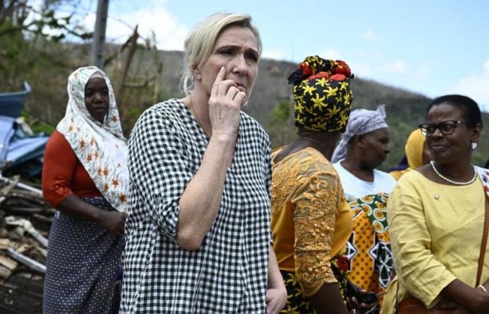 la barge transportant Marine Le Pen entre en collision avec une autre, dix blessés légers signalés