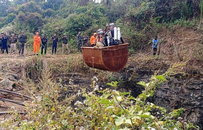 les sauveteurs tentent d’atteindre les mineurs coincés sous terre par les inondations