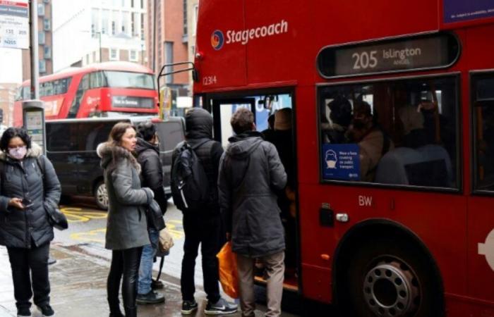 Un garçon de 14 ans meurt poignardé dans un bus de Londres : Actualités