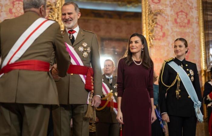 Letizia d’Espagne porte le collier de perles historique d’Isabel II pour sa première sortie de l’année