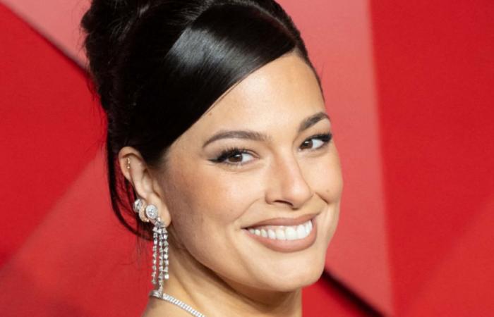 Superbe, Ashley Graham ose le décolleté XXL et affiche sa poitrine généreuse aux Golden Globes