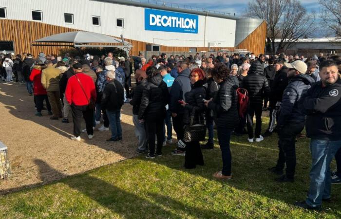 une longue file d’attente à Bourgoin-Jallieu pour la vente des billets pour le match contre l’OL