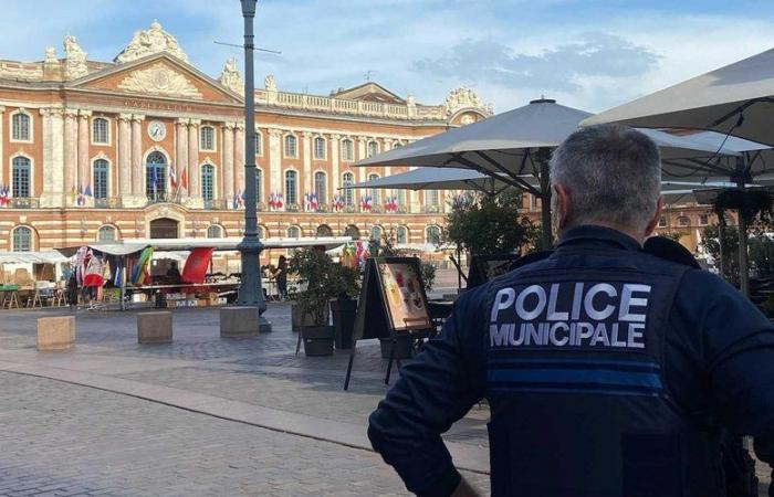 Venant de Montauban vers Toulouse, deux adolescents de 13 et 14 ans attaquent le Capitole à coups de marteaux brise-vitrines