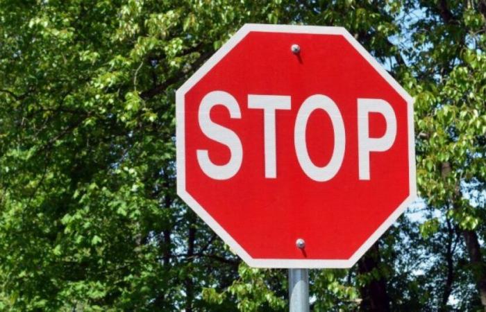 l’expérimentation de 14 panneaux “stop” sur 500 mètres agace les automobilistes : Actualités