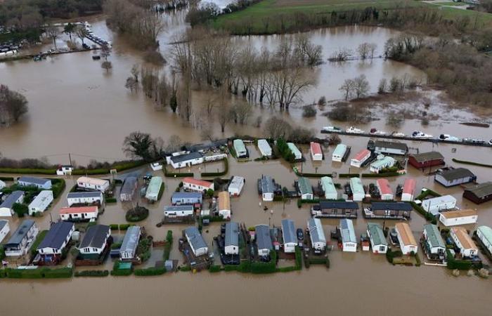 Météo au Royaume-Uni : incidents majeurs déclarés après de graves inondations – la neige et la glace perturbent les déplacements