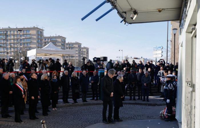 Dix ans après les attentats, hommages et forte émotion devant Charlie Hebdo et l’Hyper Cacher