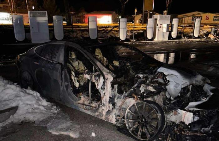 Une Tesla prend feu alors qu’elle chargeait à Pontarlier : que s’est-il passé ?