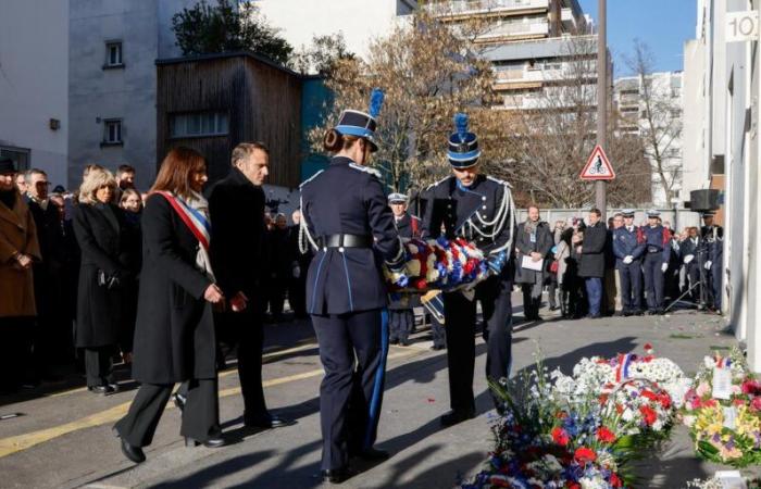 les participants à l’hommage ont observé une minute de silence, après une cérémonie sobre