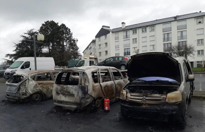 élus et sous-préfets rencontrant les habitants