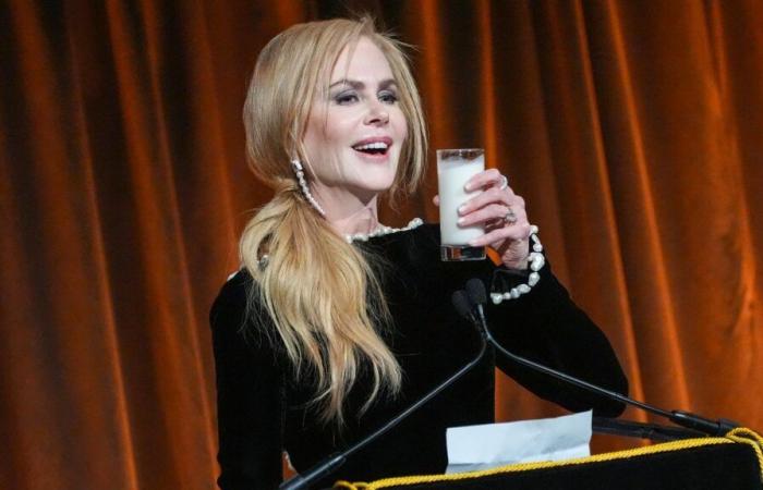 Primée pour « Babygirl », Nicole Kidman a bu un verre de lait sur scène en recevant son prix