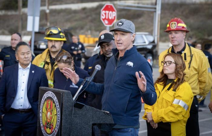 Le gouverneur Newsom proclame l’état d’urgence et rencontre les premiers intervenants à Pacific Palisades dans un contexte d’incendie dangereux