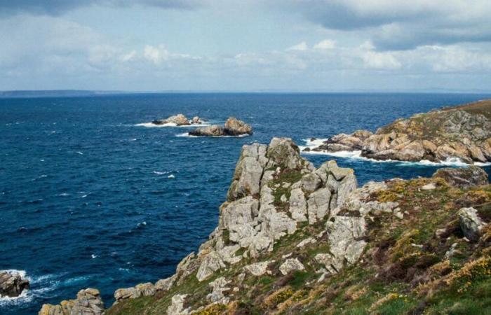 120 tonnes de pétrole refont surface à la Pointe du Raz, 50 ans après le naufrage d’un navire