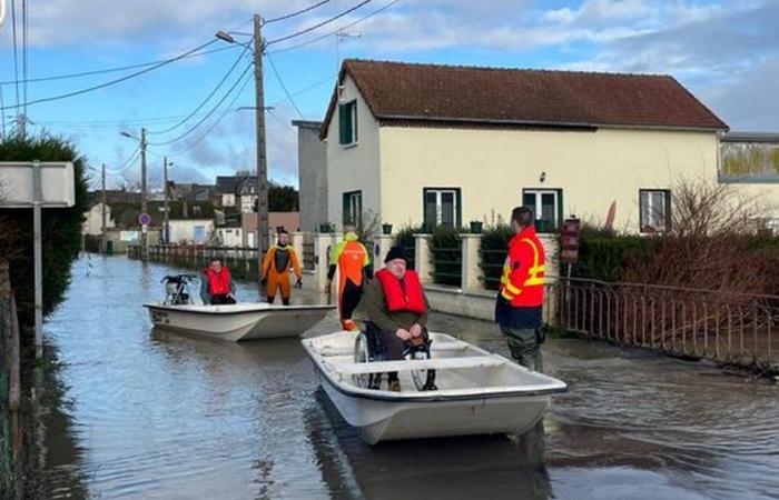 des personnes âgées évacuées par bateau d’une résidence senior