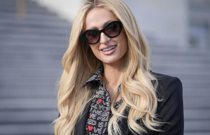 Paris Hilton découvre “le cœur brisé” sa maison en flammes à la télévision