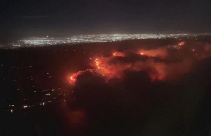 Les pompiers de Los Angeles semblent impuissants, évacuations dues à un nouvel incendie à Hollywood