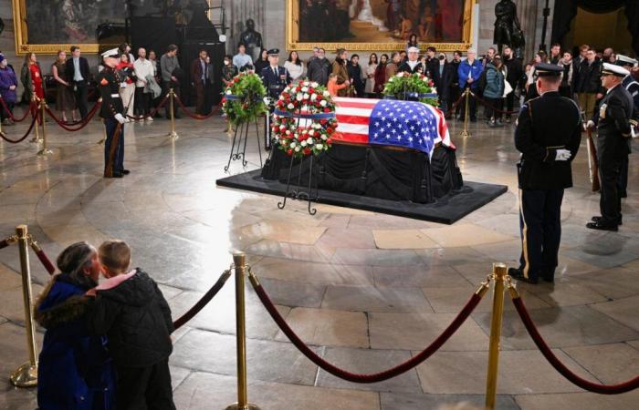 les funérailles nationales ont eu lieu à Washington, en présence de Joe Biden, Donald Trump, Barack Obama, George W. Bush et Bill Clinton