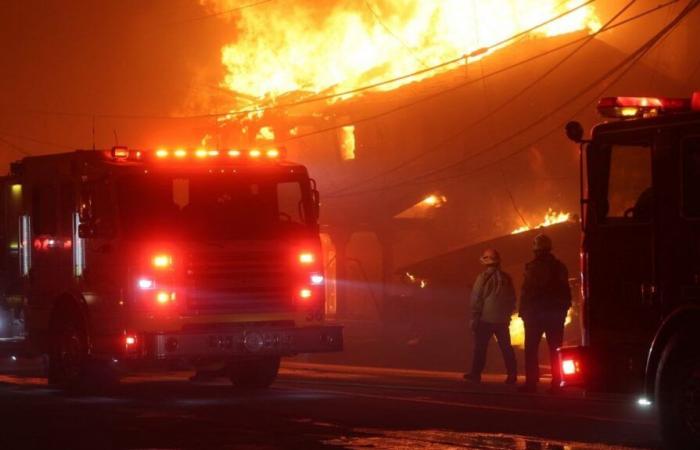 cinq morts, 130 000 personnes évacuées et 12 000 hectares détruits