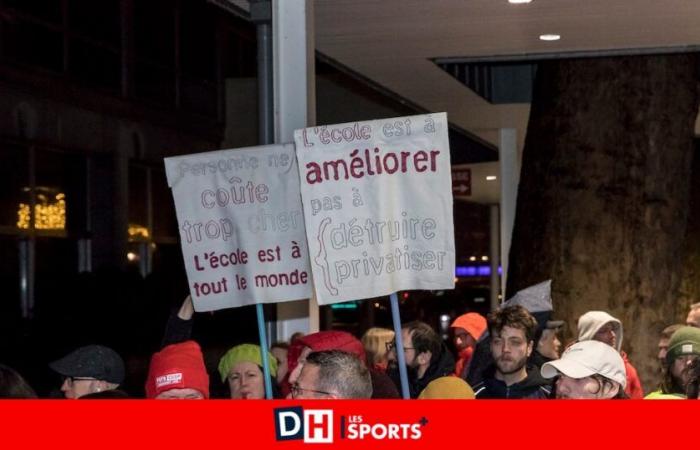 Des partisans du MR sous les huées des enseignants de la Ville de Liège : « Avec ce gouvernement, nous sommes tous perdants » (photos)