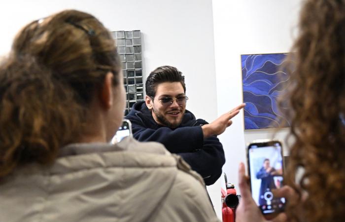 Radieuse, l’acteur Rayane Bensetti a fait briller les yeux de ses fans, à la Maison du Soin