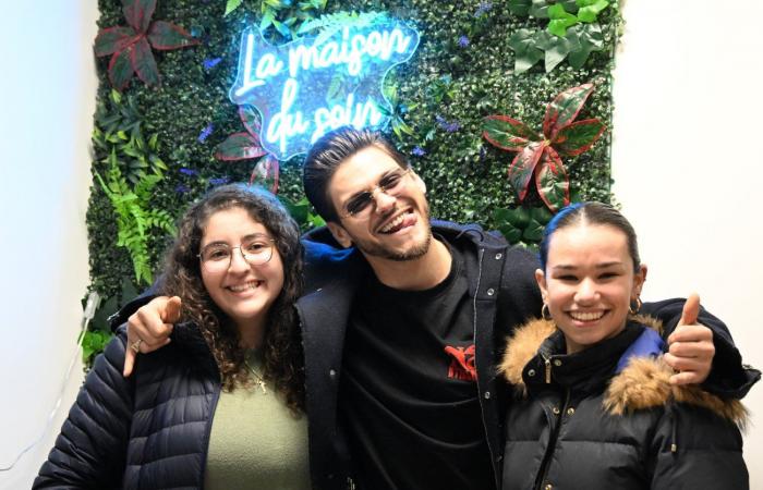 Radieuse, l’acteur Rayane Bensetti a fait briller les yeux de ses fans, à la Maison du Soin