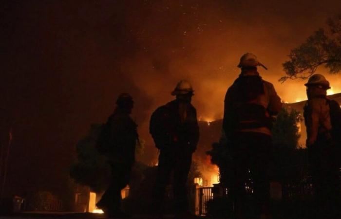 les flammes sont toujours hors de contrôle