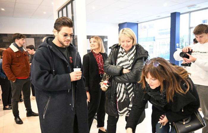 Radieuse, l’acteur Rayane Bensetti a fait briller les yeux de ses fans, à la Maison du Soin