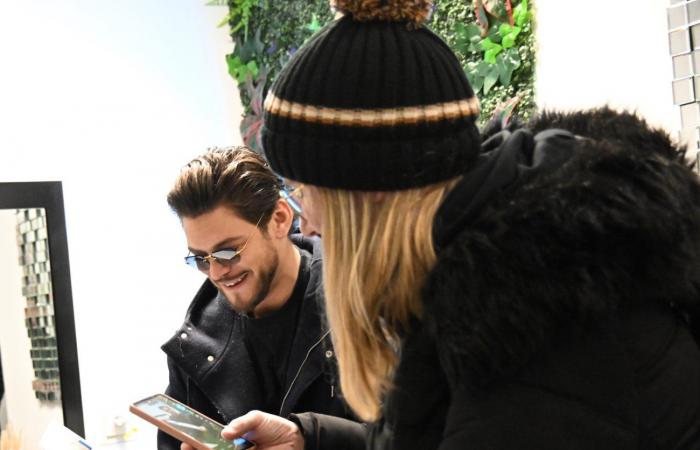 Radieuse, l’acteur Rayane Bensetti a fait briller les yeux de ses fans, à la Maison du Soin