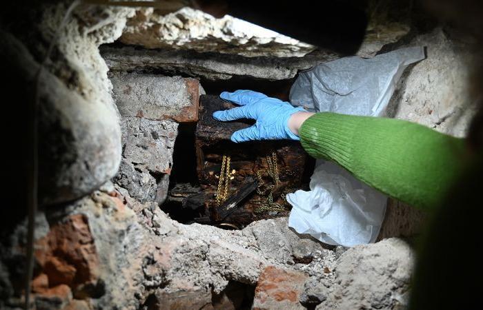 Des trésors royaux cachés depuis la Seconde Guerre mondiale retrouvés dans la cathédrale