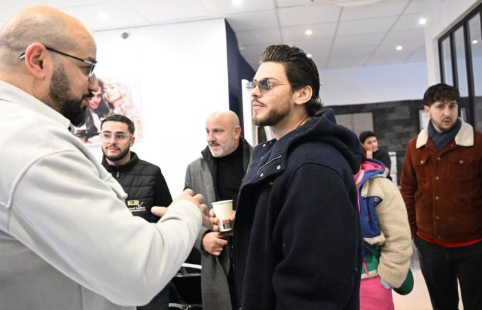 Radieuse, l’acteur Rayane Bensetti a fait briller les yeux de ses fans, à la Maison du Soin