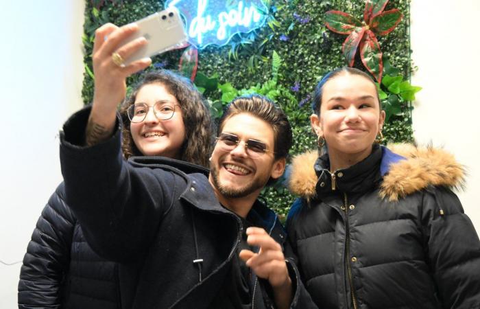 Radieuse, l’acteur Rayane Bensetti a fait briller les yeux de ses fans, à la Maison du Soin