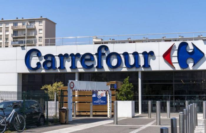 Carrefour veut céder la gestion de 39 magasins, la CFDT va saisir la justice – Libération