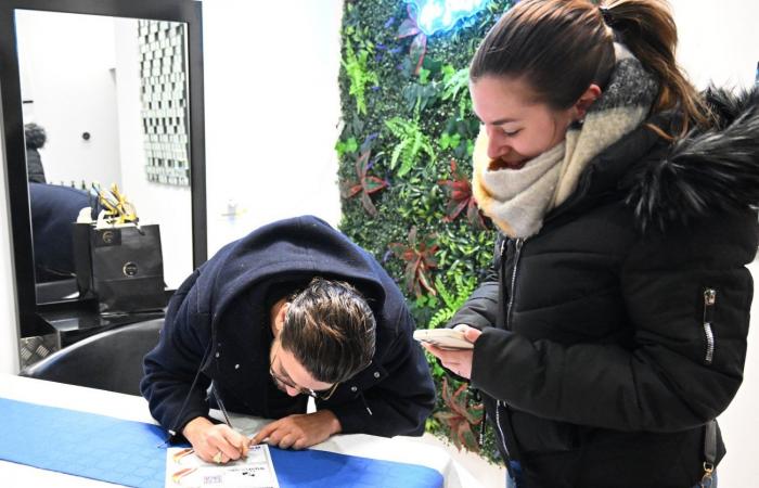 Radieuse, l’acteur Rayane Bensetti a fait briller les yeux de ses fans, à la Maison du Soin